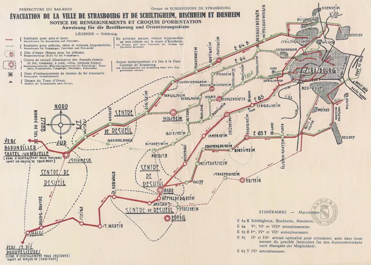 Cette carte montre les itinéraires que doivent emprunter les strasbourgeois pour rejoindre des points de ralliement, à partir desquels ils pourront se rendre dans le sud-ouest de la France. On estime à 374 000 et 200 000 le nombre d’Alsaciens et de Mosellans évacués