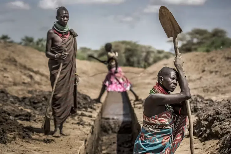 femmes qui travaillent dans la chaleur au kenya