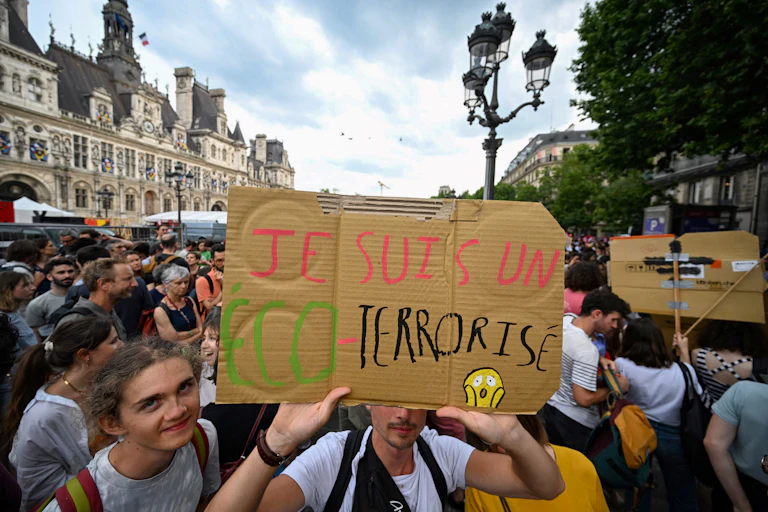 Manifestation de soutien aux Soulèvements de la Terre en juin 2023 à Paris.