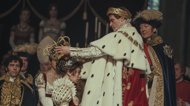Napoleon koronuje Józefinę.
