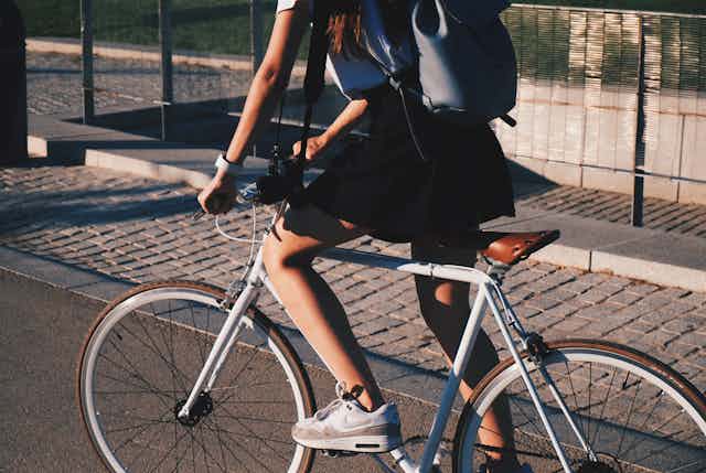 femme à vélo en ville
