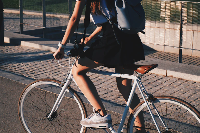 femme à vélo en ville