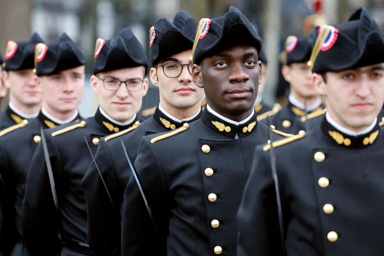 Des étudiants de l'école polytechnique en uniforme. L'École polytechnique est souvent associée à la sélectivité, à l'excellence académique, mais aussi à l'élitisme et à la technocratie qui sont sources de critiques depuis sa création.