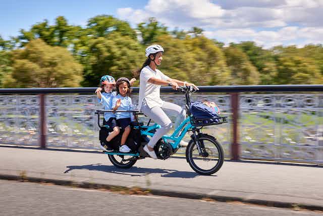 mujer con niños en bicicleta eléctrica