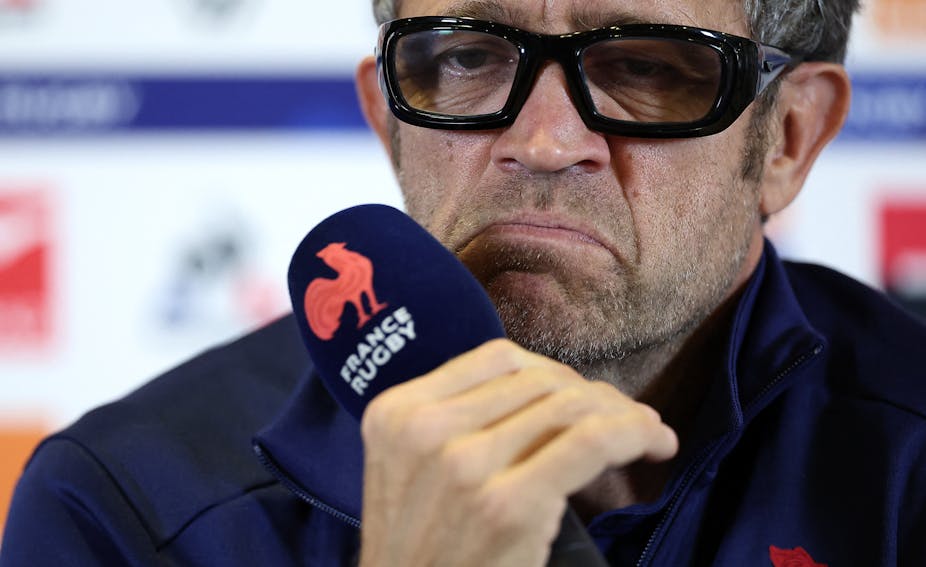L'entraîneur de l'équipe de France de rugby, Fabien Galthié, fait la grimace lors d'une conférence de presse, le 8 novembre 2023 à Paris, après l'élimination de son équipe en quart de finale de la Coupe du monde. 