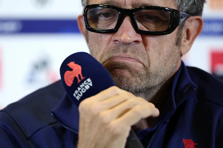 L'entraîneur de l'équipe de France de rugby, Fabien Galthié, fait la grimace lors d'une conférence de presse, le 8 novembre 2023 à Paris, après l'élimination de son équipe en quart de finale de la Coupe du monde.