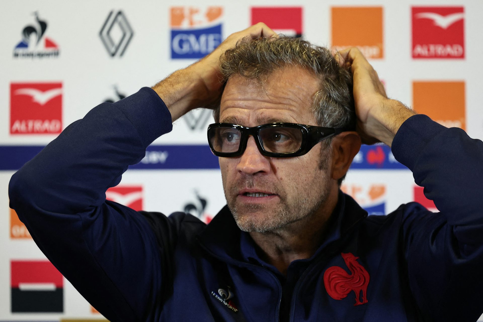 L’entraîneur de l’équipe de France de rugby, Fabien Galthie, tient une conférence de presse le 8 novembre 2023 à Paris après l’élimination de son équipe en quart de finale de la Coupe du monde.