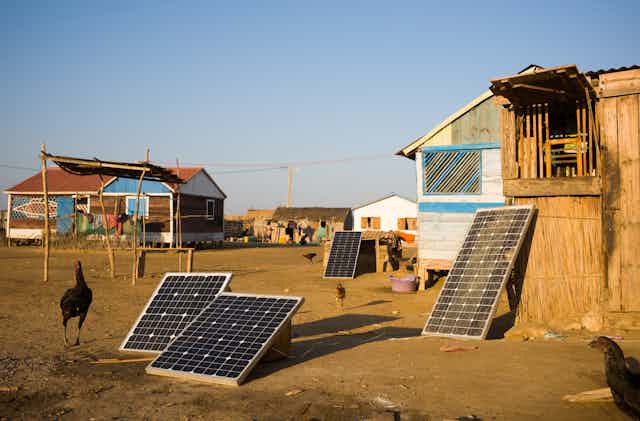 Des panneaux solaires dans un village malgache