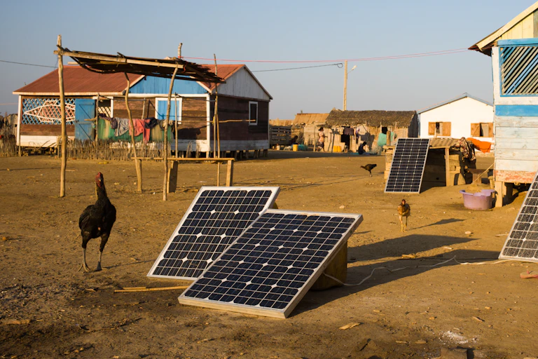 Des panneaux solaires dans un village malgache