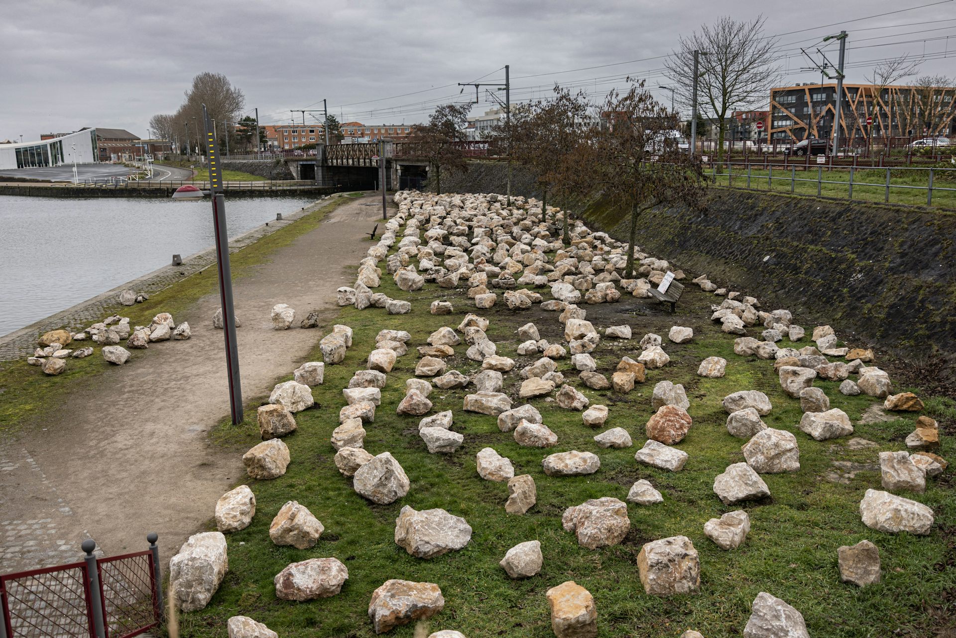 Cette photo prise le 9 mars 2023 montre des rochers installés par la mairie de Calais sur le quai de la Gironde pour empêcher l’installation de migrants près du centre-ville.