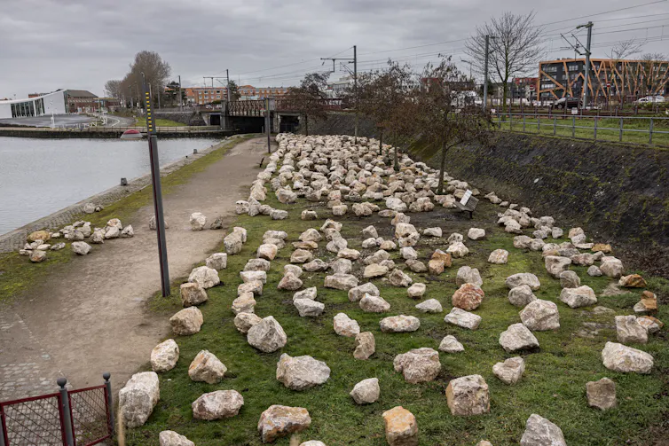 Cette photo prise le 9 mars 2023 montre des rochers installés par la mairie de Calais sur le quai de la Gironde pour empêcher l’installation de migrants près du centre-ville.