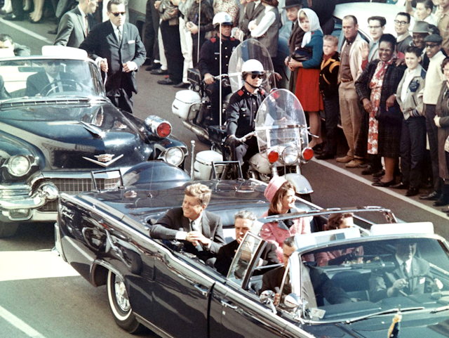 La limousine transportant John Kennedy, son épouse Jackie et d'autres personnes quelques instants avant les coups de feu