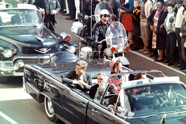La limousine transportant John Kennedy, son épouse Jackie et d'autres personnes quelques instants avant les coups de feu