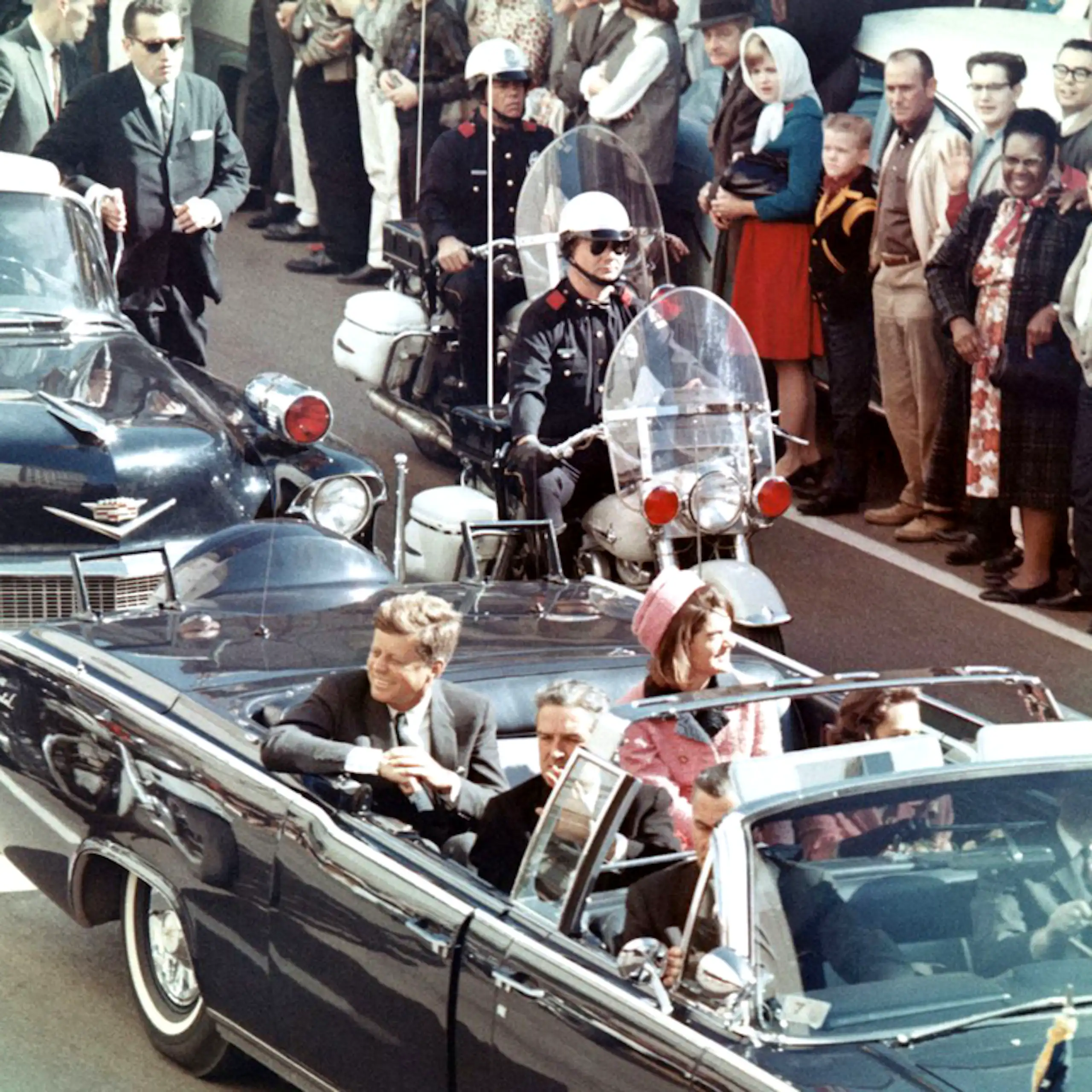 La limousine transportant John Kennedy, son épouse Jackie et d'autres personnes quelques instants avant les coups de feu