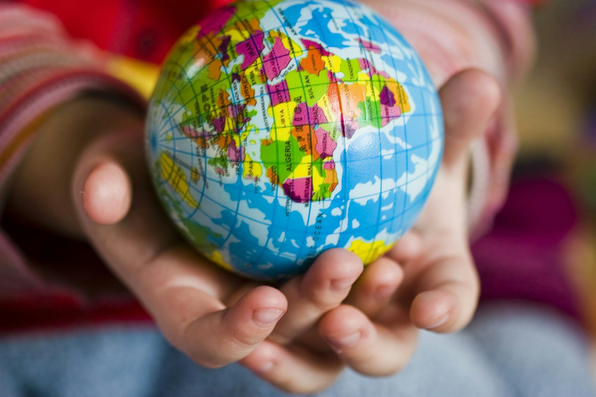 Mains d’enfant tenant un globe terrestre