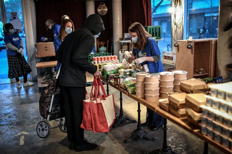 Des bénévoles préparent des denrées alimentaires pour des étudiants dans le besoin.