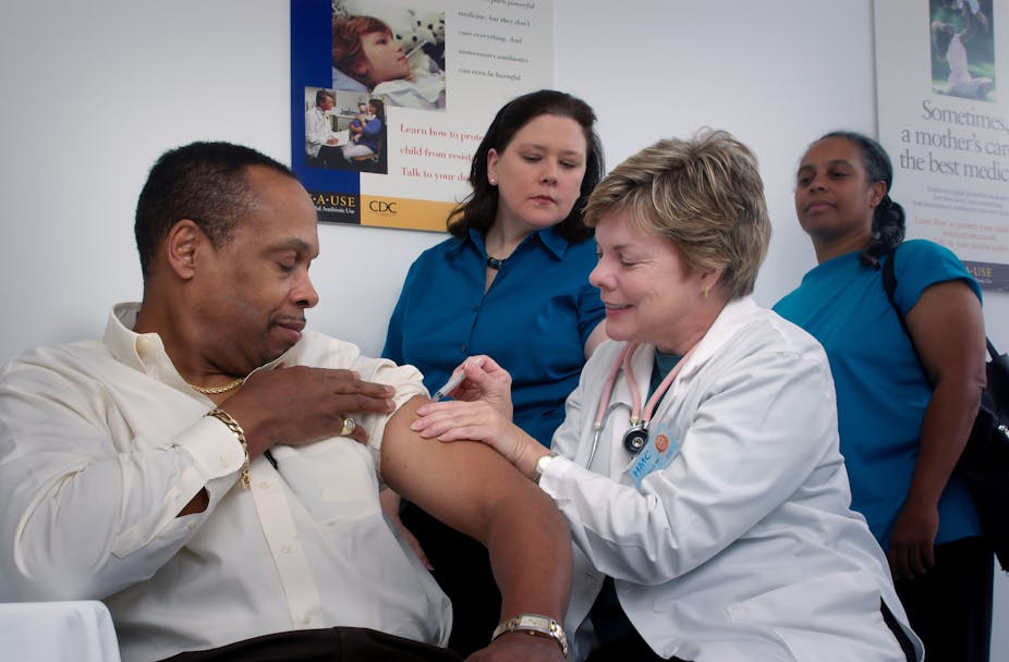 médecin vaccinant une personne