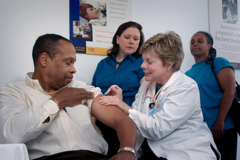 médecin vaccinant une personne