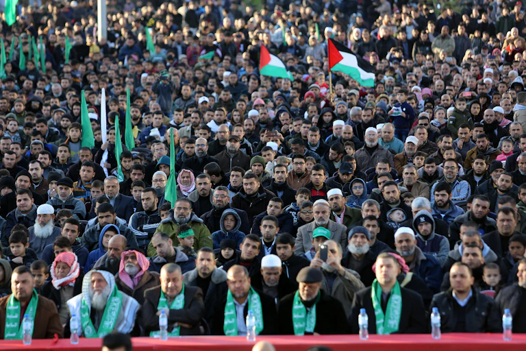 Foule d'hommes avec des drapeaux de la Palestine et du Hamas