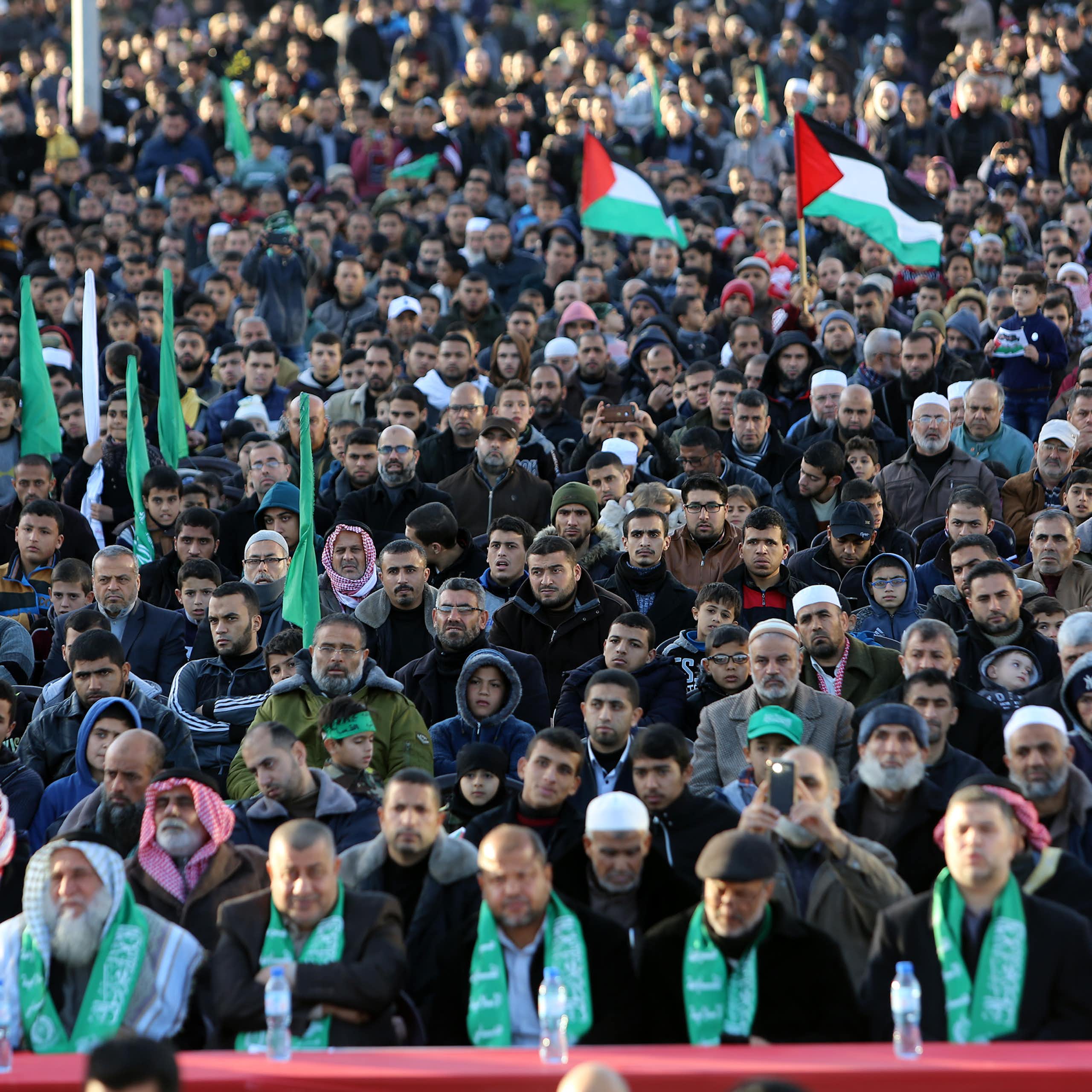 Foule d'hommes avec des drapeaux de la Palestine et du Hamas