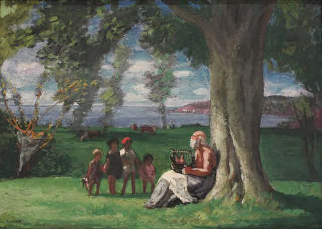 Un hombre sentado en el suelo y apoyado en un árbol toca la lira ante un grupo de niños.