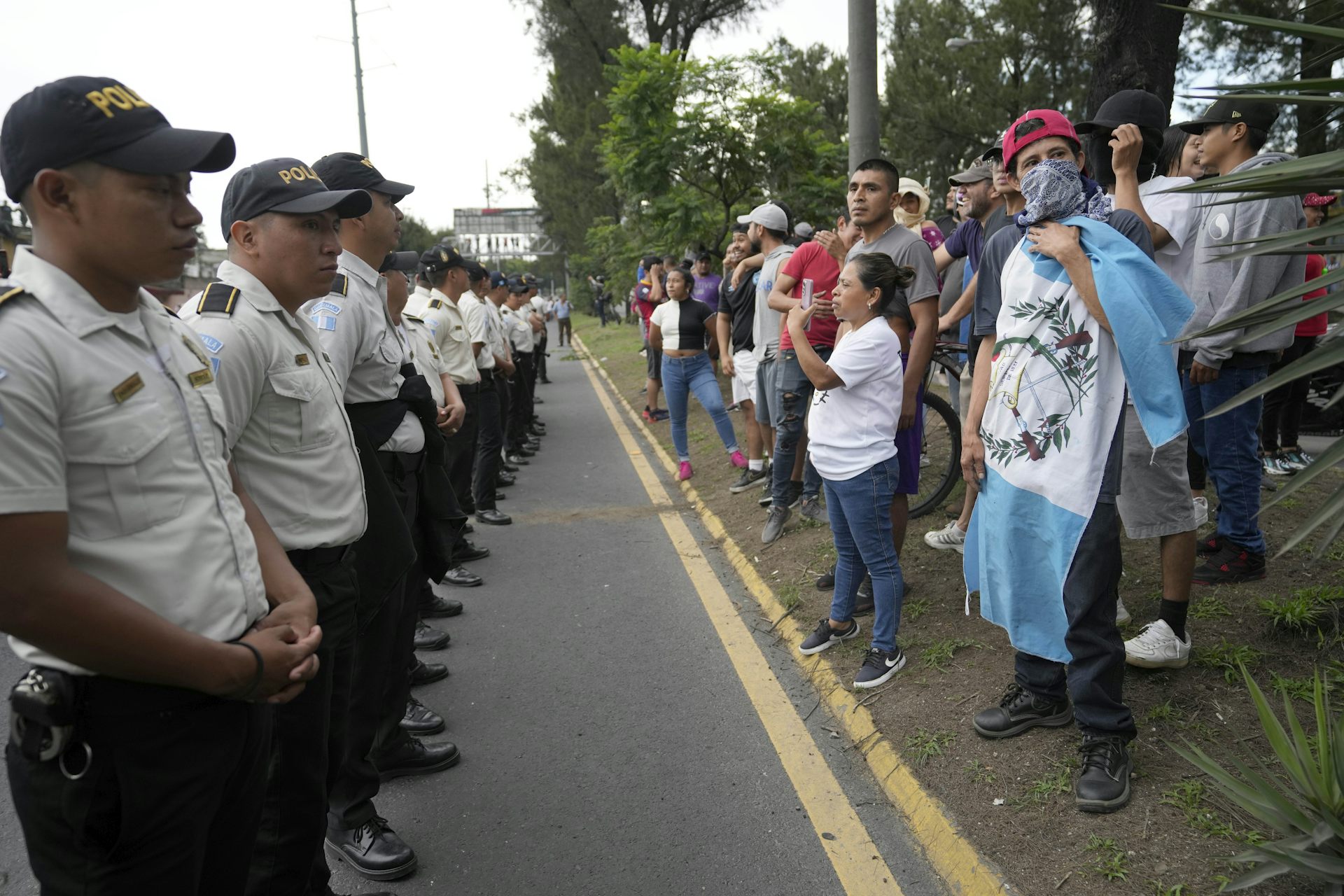 Une rangée de policiers face à des manifestants