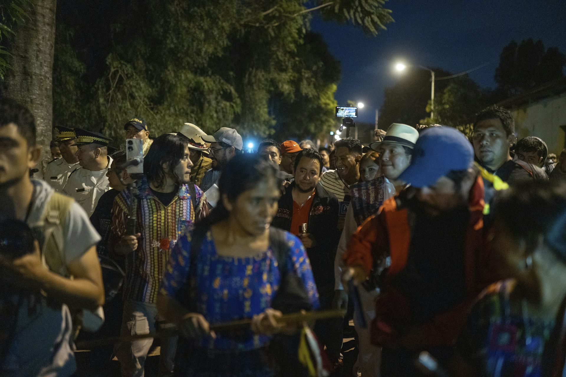 Une foule de manifestants, avec un femme à l’avant-plan