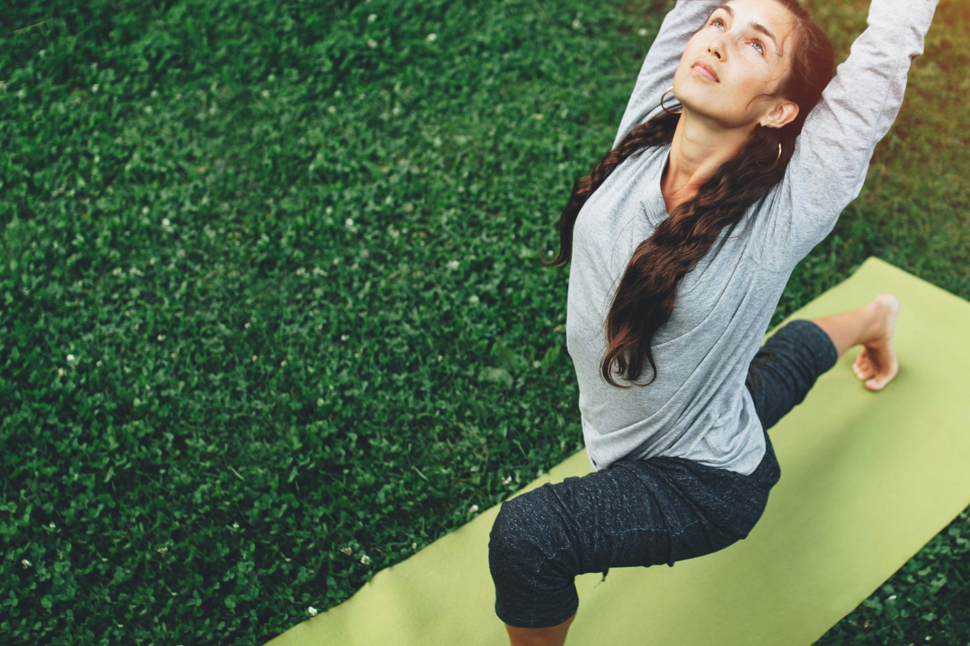 Dapatkah saya tetap berada dalam kondisi prima dengan berlatih yoga sendirian?