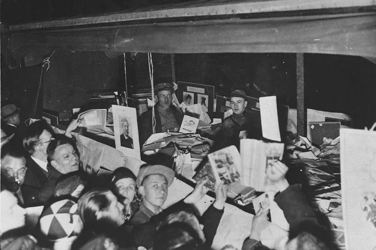 Alemanes se agolpan alrededor de un camión lleno de libros "no alemanes", confiscados de la biblioteca del Instituto de Ciencias Sexuales, para ser quemados por los nazis.
