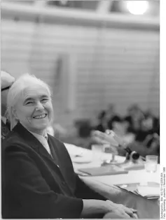 Retrato de una mujer de melena canosa sonriente.