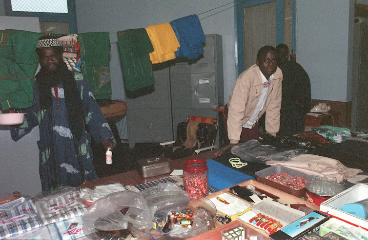 Photo prise en 1991 d’un stand de marchandises diverses dans la boutique un foyer de travailleurs immigrés maliens à Montreuil.