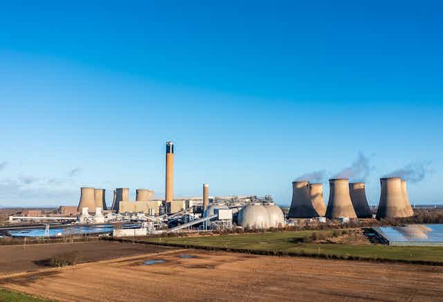 Image panoramique de la centrale Drax dans le nord du Yorkshire (Royaume-Uni) avec réservoirs de stockage de carburant Biomass et capacités de capture du carbone.