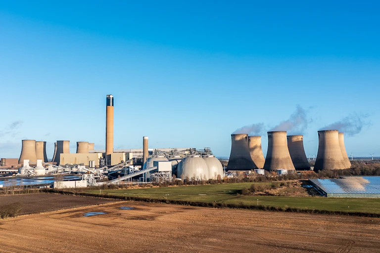 Image panoramique de la centrale Drax dans le nord du Yorkshire (Royaume-Uni) avec réservoirs de stockage de carburant Biomass et capacités de capture du carbone.