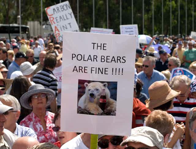  Pancarte climatosceptique où l'on peut lire " The Polar Bears are fine !!! "au milieu d'une manifestation australienne anti taxe carbone. 