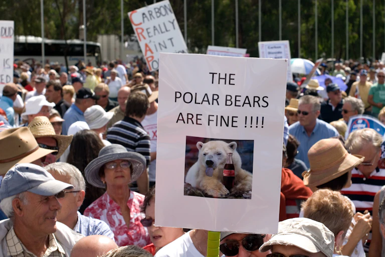 Pancarte climatosceptique où l'on peut lire " The Polar Bears are fine !!! "au milieu d'une manifestation australienne anti taxe carbone.