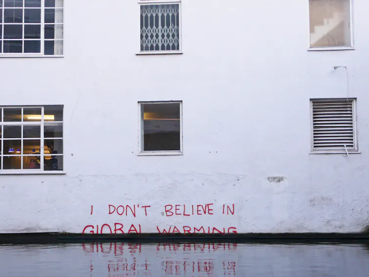 Tag de l’artiste Banksy à Camden en Grande-Bretagne,dénonçant le réchauffement climatique, où l’on peut voir les lettres
