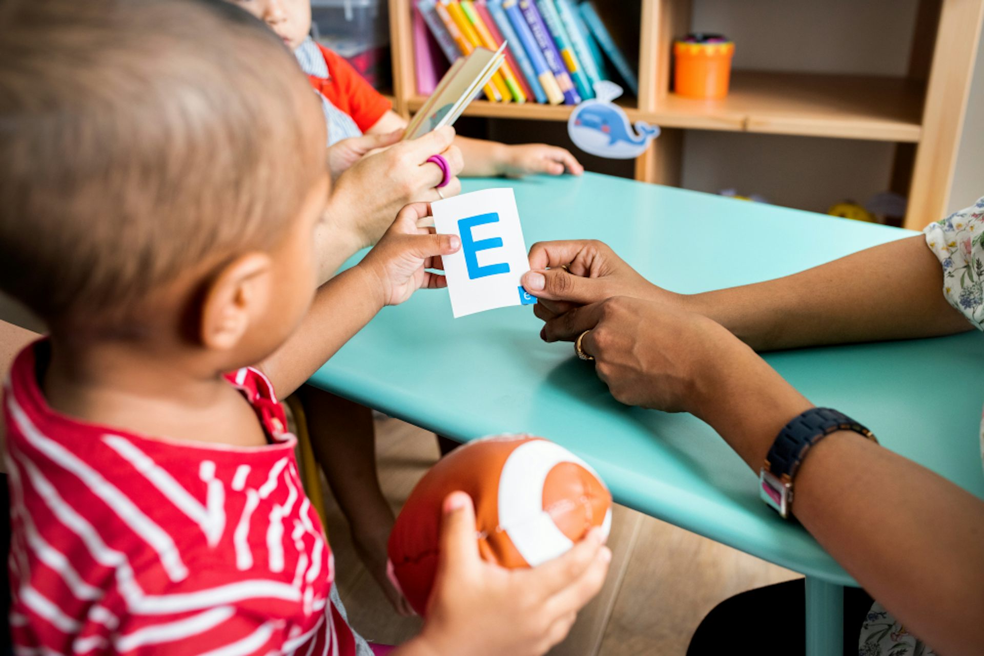 Jeunes enfants apprennent l’alphabet avec leurs parents
