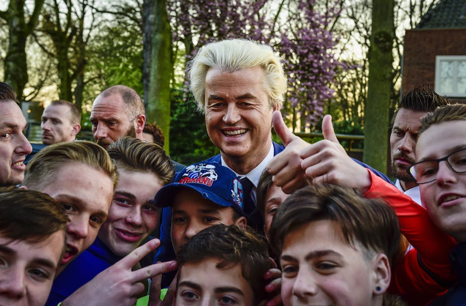 Geert Wilders souriant, entouré de jeunes sympathisants