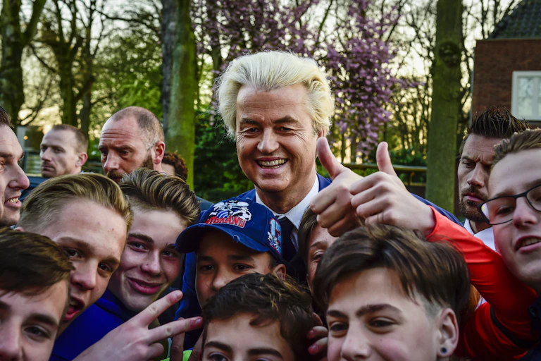 Geert Wilders souriant, entouré de jeunes sympathisants