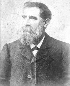 Retrato en blanco y negro de un hombre con bigote y barbas tupidas y largas.