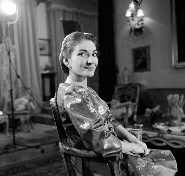 Fotografía de una mujer joven sentada de lado que mira directamente a la cámara.