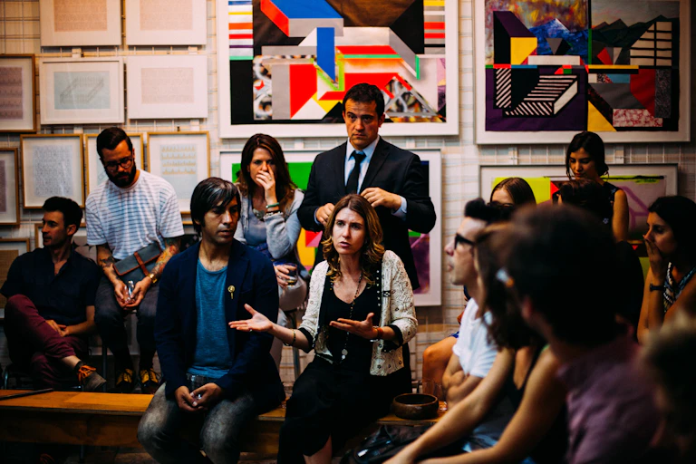 Un groupe de personnes discutent