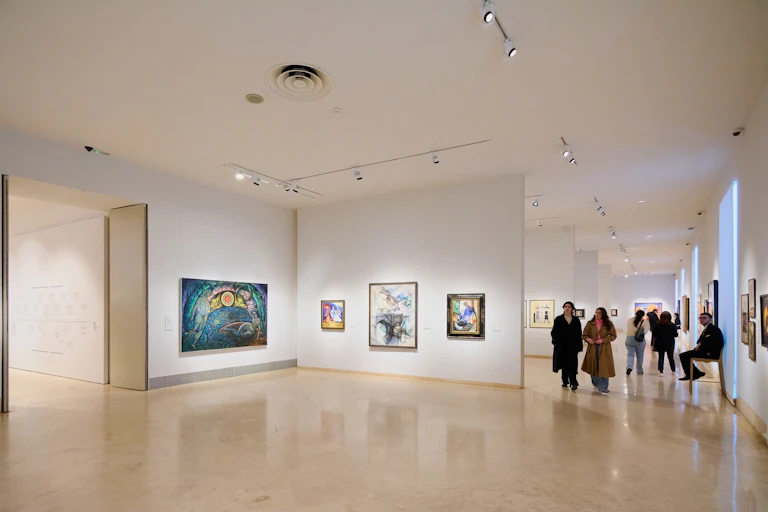 Visitantes recorriendo el interior del Museo Nacional Thyssen-Bornemisza de Madrid.