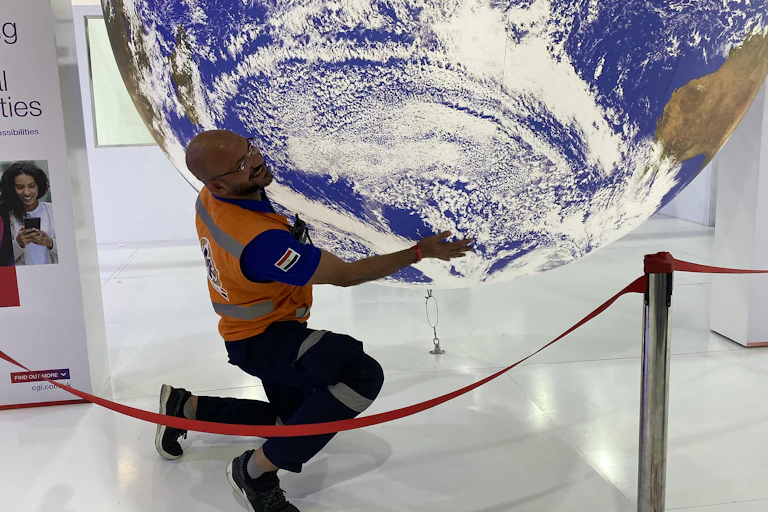 En marge de la COP27 à Charm el-Cheikh en 2022, un homme déplace un globe en forme de Terre