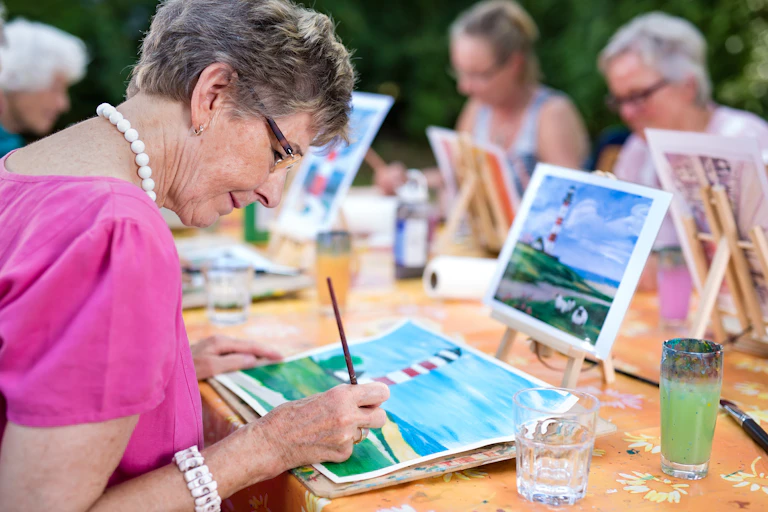 Grupo de personas pintando