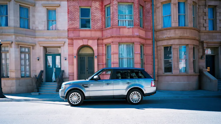 Range Rover parked in front of apartment buildings.