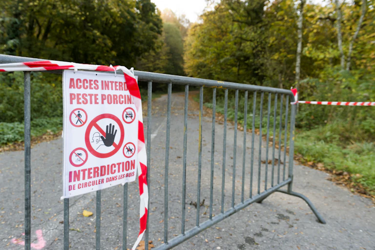 Une pancarte notifiant le début d'une zone de quarantaine à Virton, en Belgique, en 2018, année durant laquelle le pays a fait face à une épidémie de peste porcine africaine.
