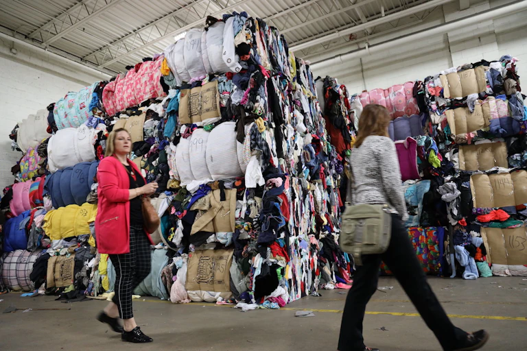 Entrepôt avec des piles de textile usagé