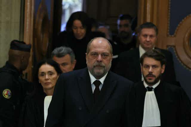Le ministre français de la Justice, Eric Dupond-Moretti, quitte le palais de justice de Paris après le verdict du dernier jour de son procès pour conflit d'intérêts et abus de pouvoir, à Paris, le 29 novembre 2023.