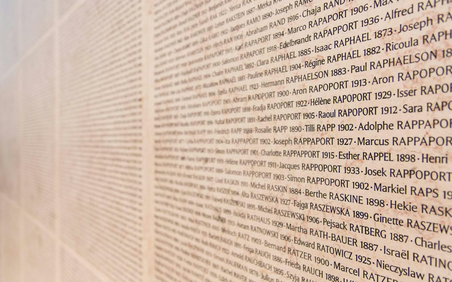 Inauguré en 2005, le Mur des noms est un dispositif du Mémorial de la Shoah à Paris. Il regroupe les noms des 75 568 Juifs déportés de France, dont 11 400 enfants